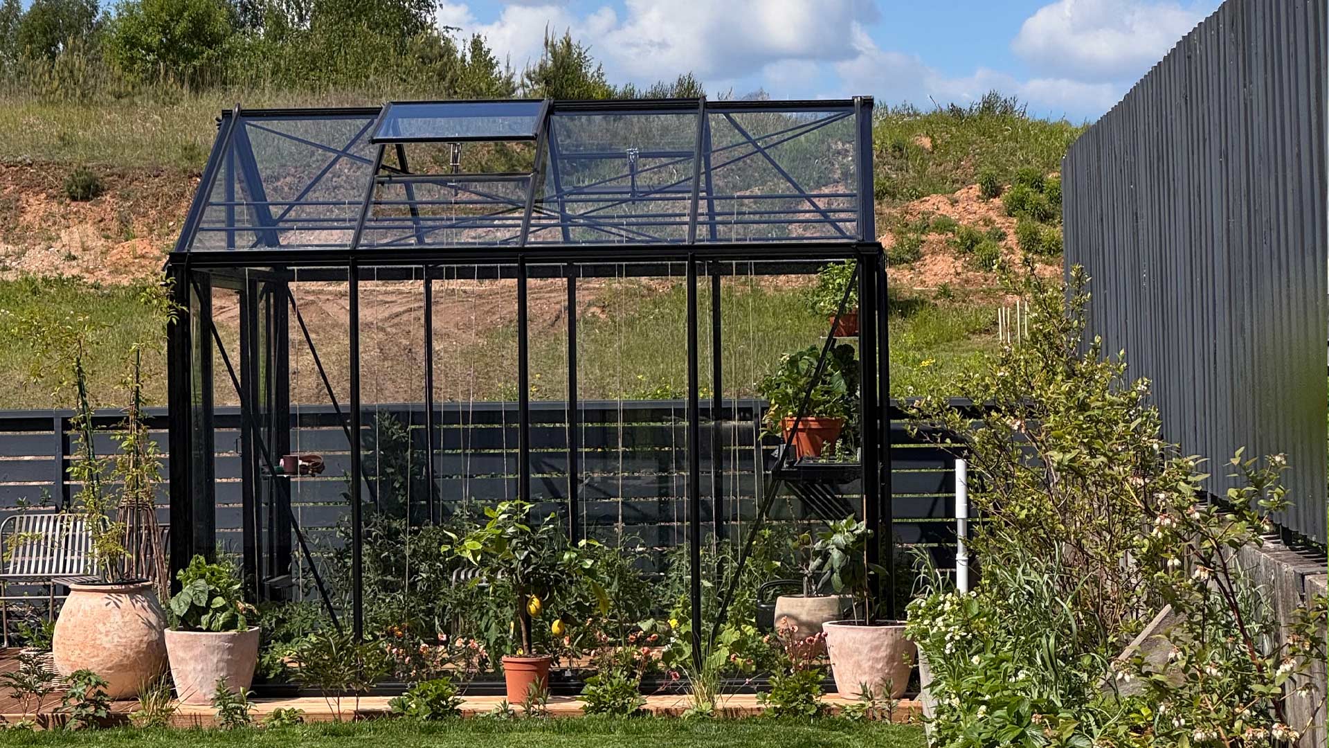 VENTUS-black-glass-alum-greenhouse-Gardenis
