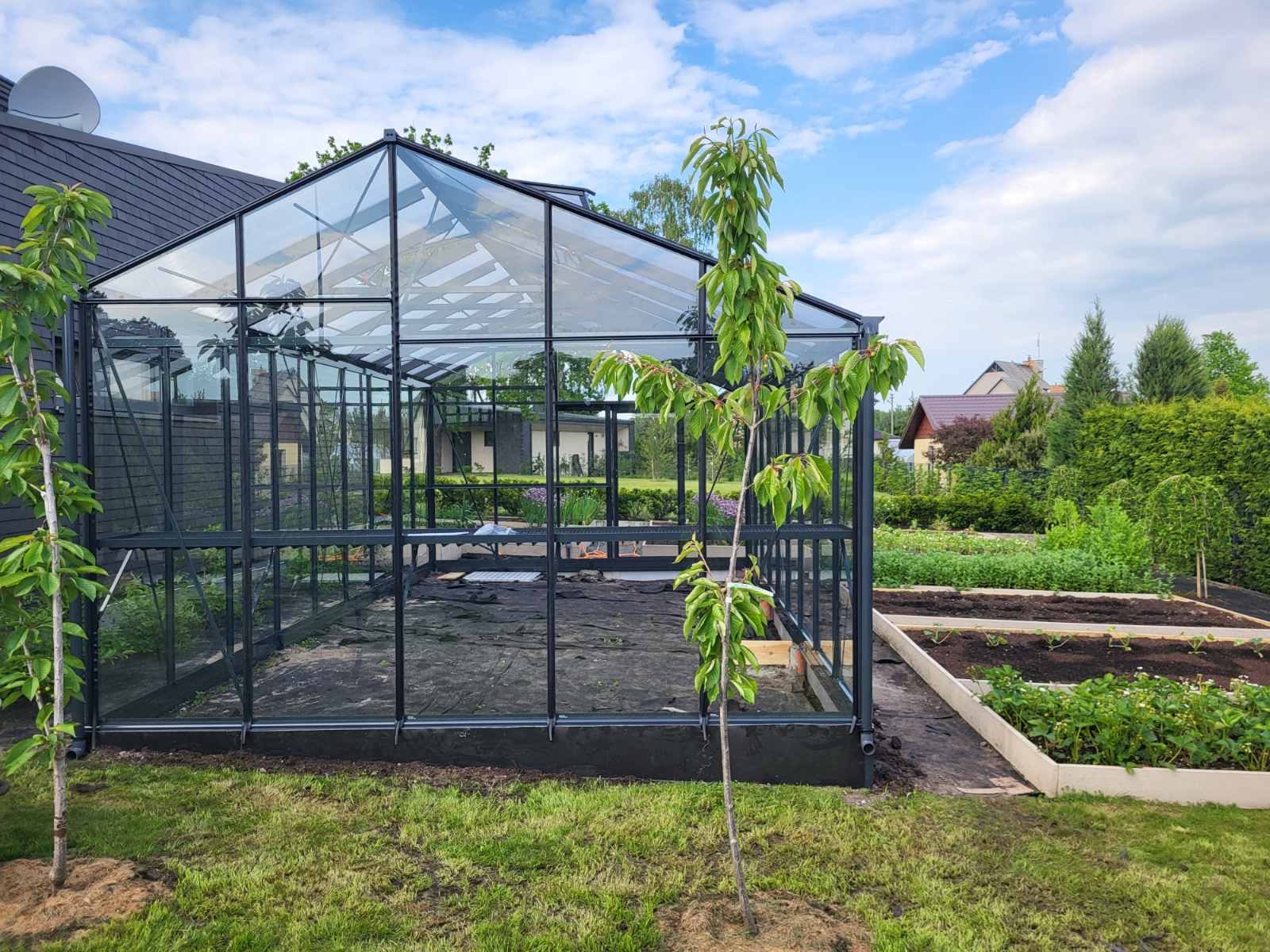 JUNA - uneven span greenhouse | Gardenis JUNA - uneven span greenhouse drivhus vinterhage växthus orangeri växthus aluminium kasvihuoneet orangeria udestuer kasvuhoone siltumnīcas ziemas dārzi gewächshäuser wintergärten orangerie szklarnia ogrodowa ogrody zimowe | Gardenis