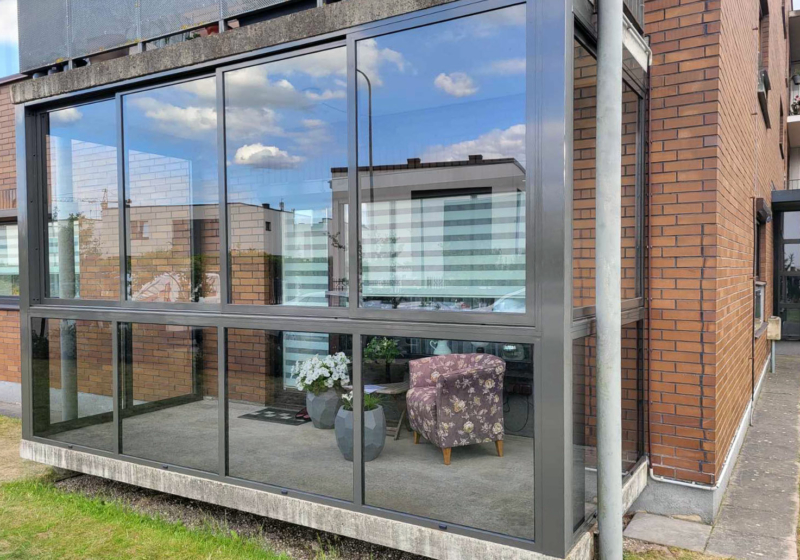 Combination of ALU-FRAME and ALU-FIX glazing systems Combination of ALU-FRAME and ALU-FIX glazing systems