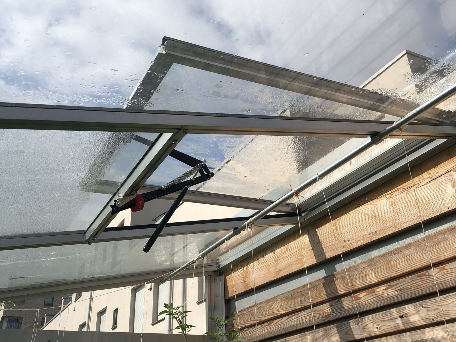 Ventilation window with auto opening mechanism in greenhouse Gardenis
