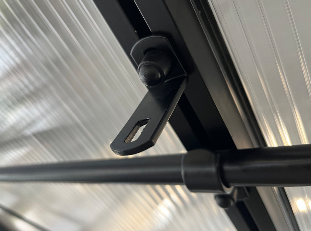 L-shape-alu-clip-for-greenhouse-Gardenis-1024x761