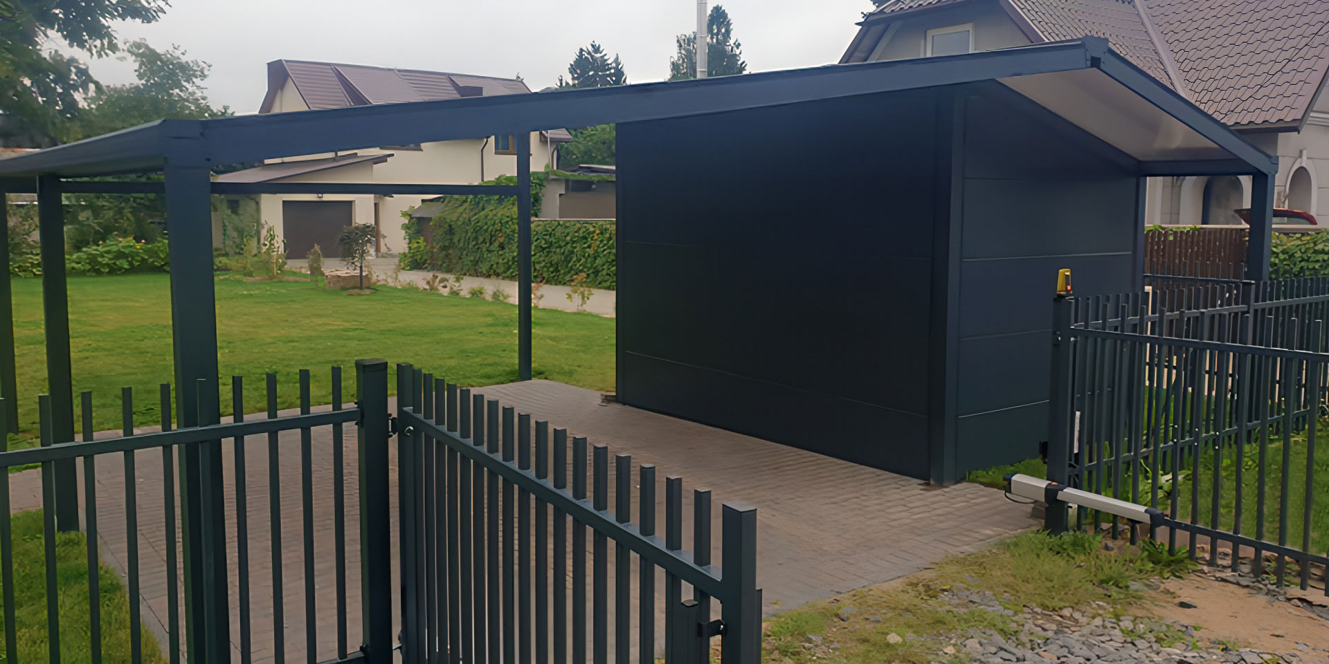 Dvišlaitės stoginės automobiliams „SOLAR ROOF 2“ su dvišlaičiu stogu ir integruotu sandėliuku ALTO, aliuminio konstrukcija | Gardenis