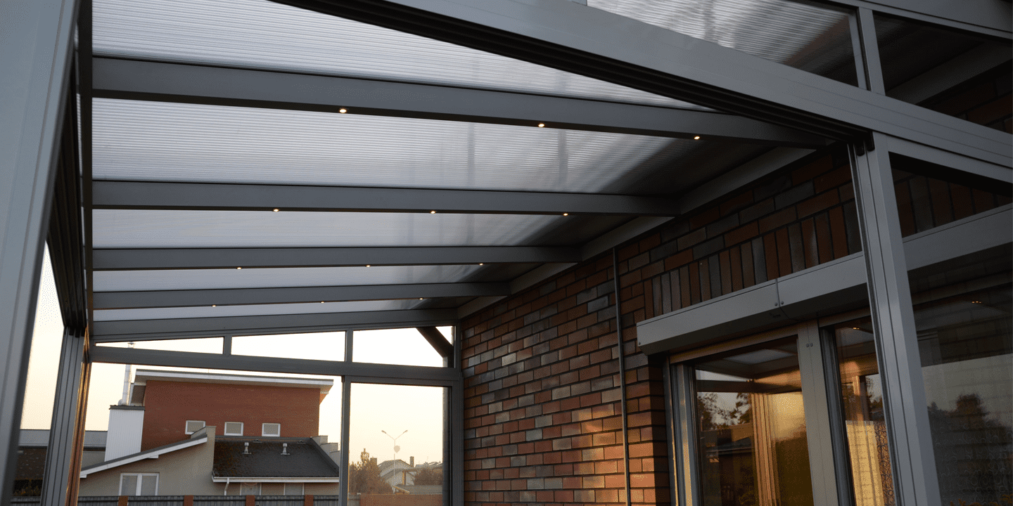 Įstiklinta stoginė terasų stiklinimas su LED apšvietimu