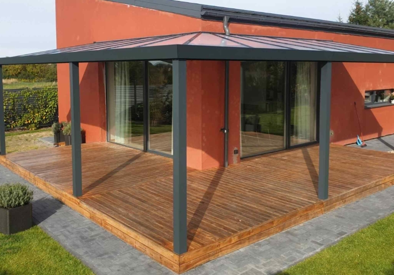 Corner-patio-roof-structure-GARDENIS-Solar-Roof-XS